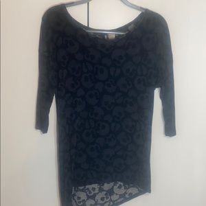 Women’s size 6 black grey skull shirt